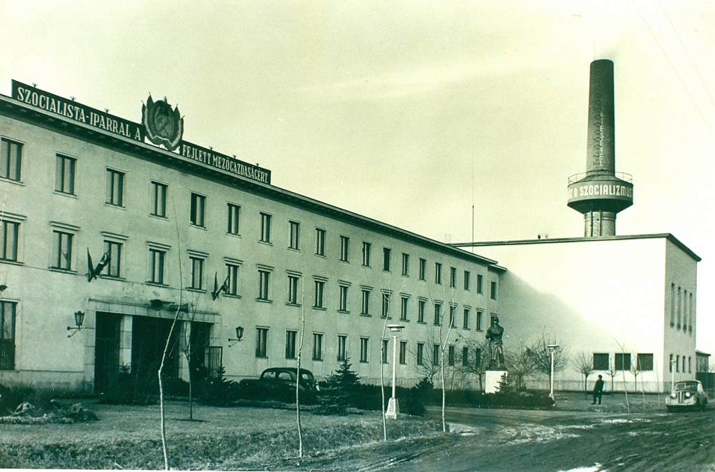 A gyár irodaépülete 1954-ben - Fotó: Bathó László